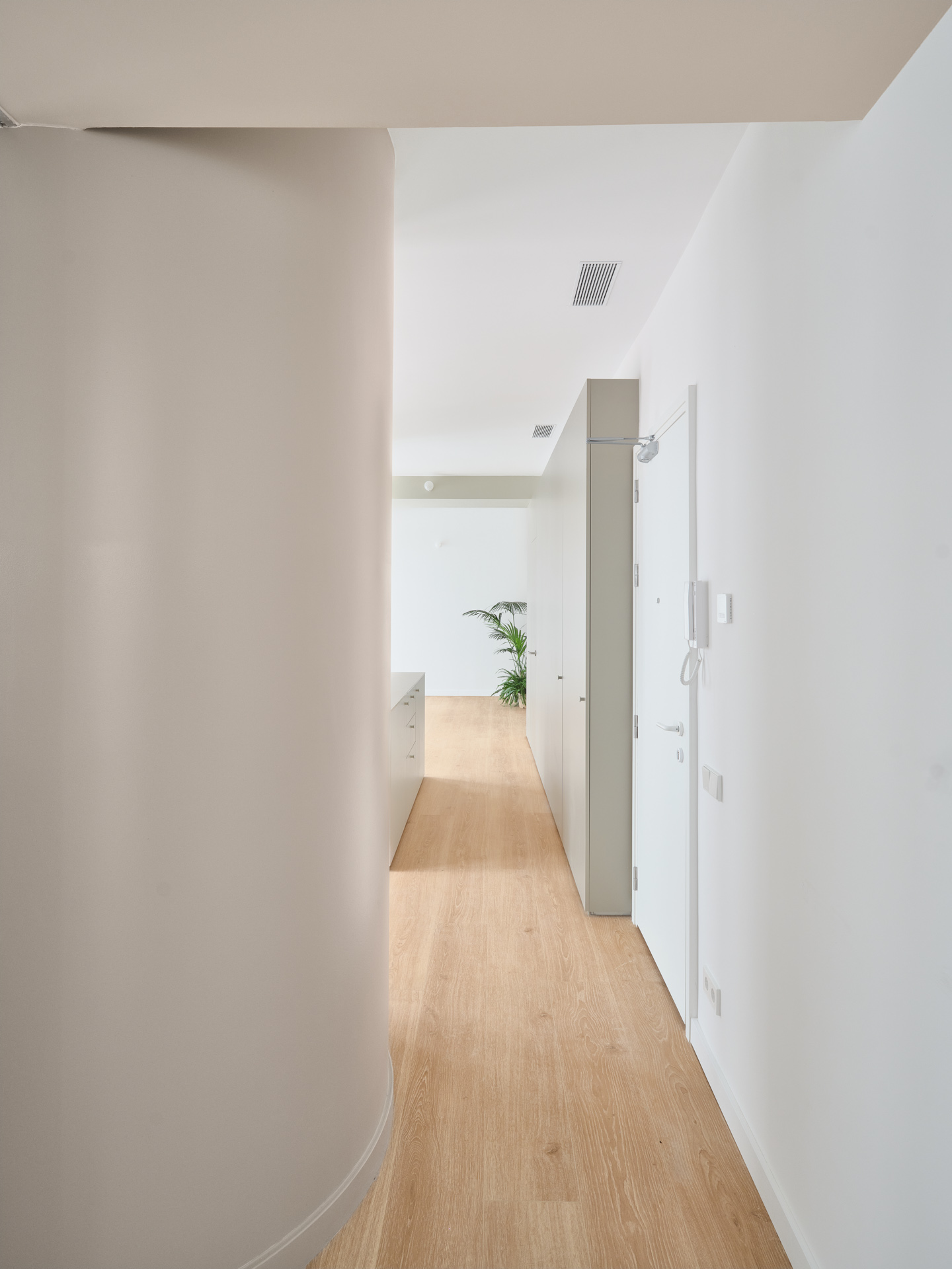 CRU innovative flat renovation project in Barcelona. La Fiona, an apartment converted into a modern and neutral space