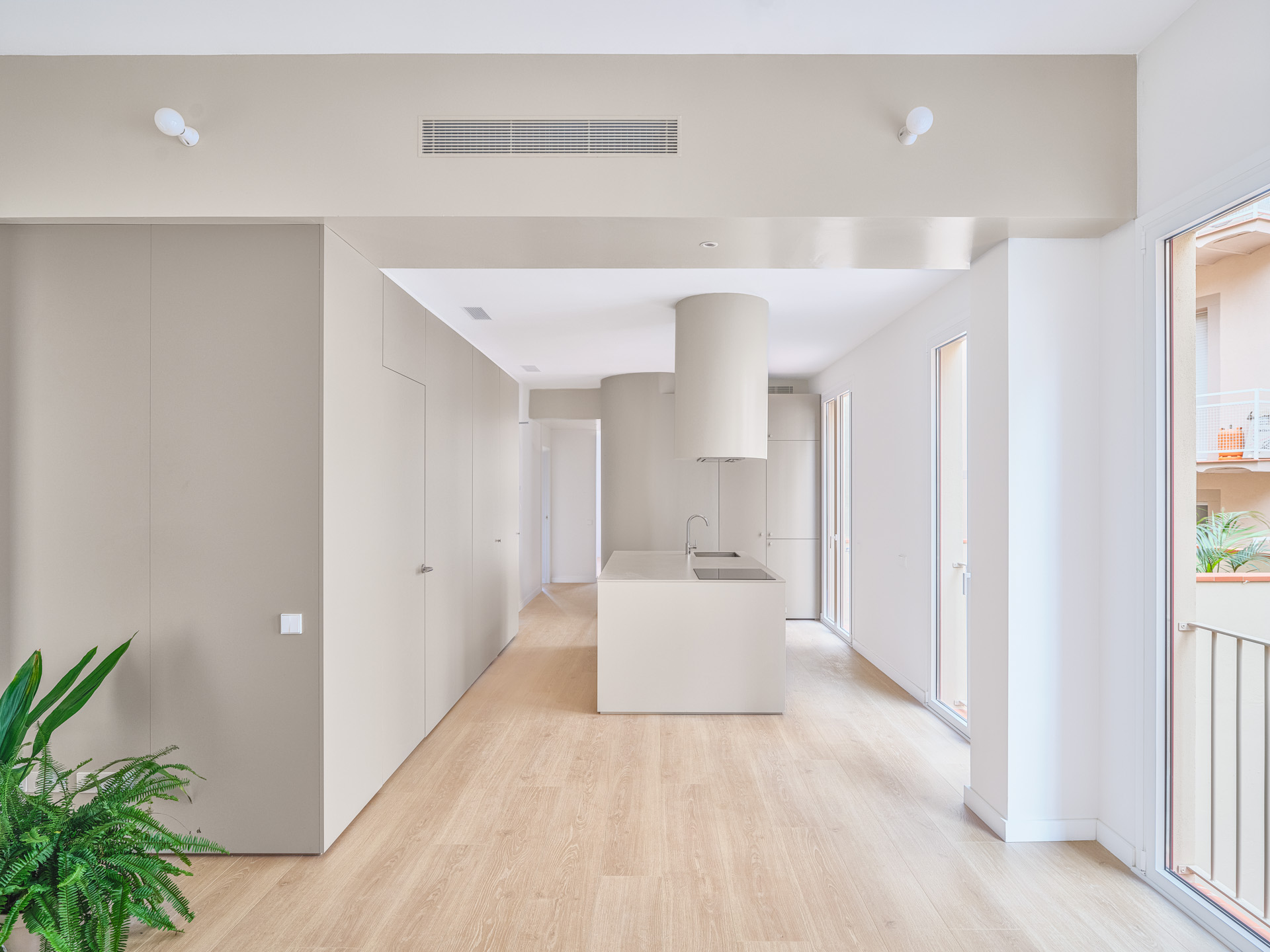 CRU innovative flat renovation project in Barcelona. La Fiona, an apartment converted into a modern and neutral space