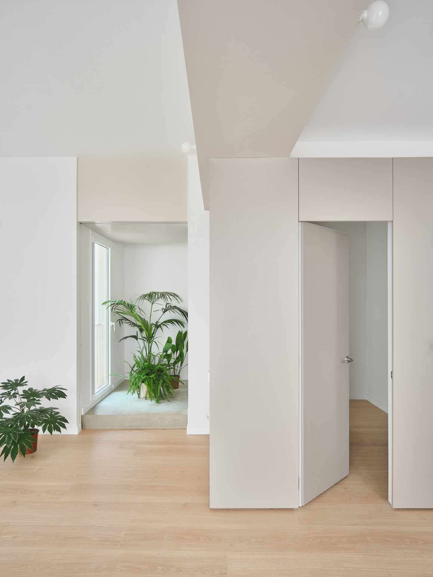 CRU innovative flat renovation project in Barcelona. La Fiona, an apartment converted into a modern and neutral space