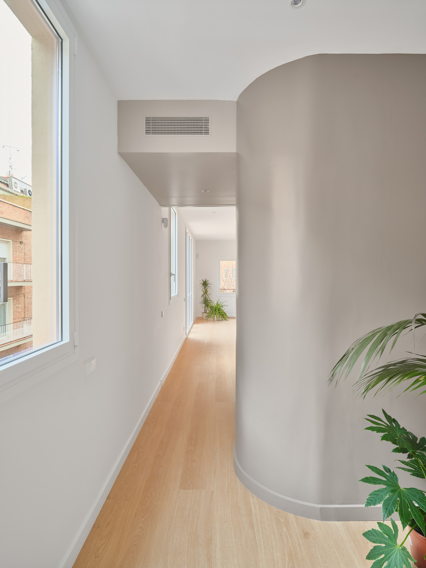 CRU innovative flat renovation project in Barcelona. La Fiona, an apartment converted into a modern and neutral space