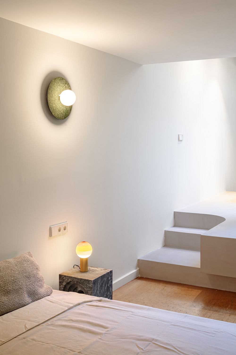 CRU innovative flat renovation project in Barcelona. La Violeta, an apartment converted into a modern and natural space