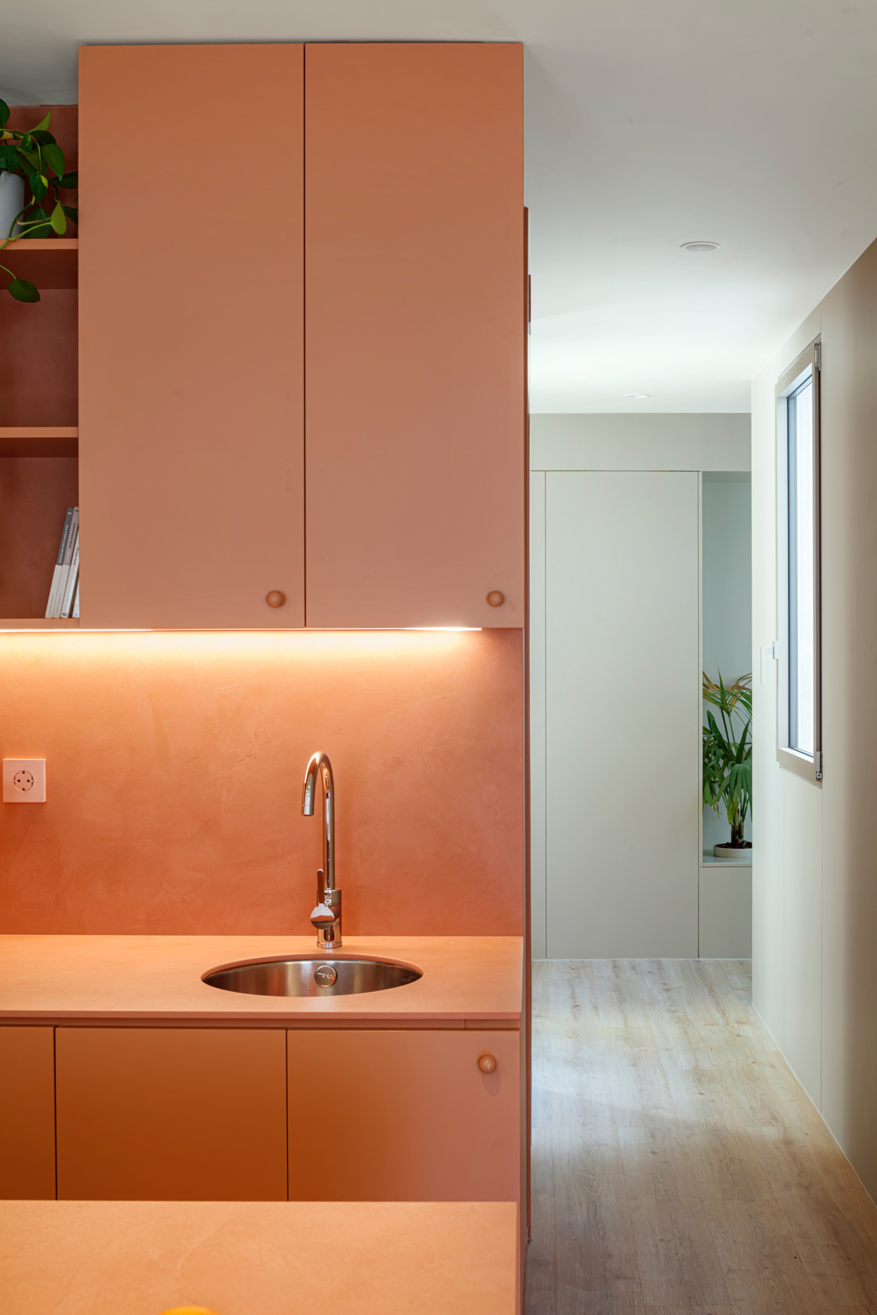 CRU innovative flat renovation project in Barcelona. La Gemma, an apartment converted into a modern and colorful space