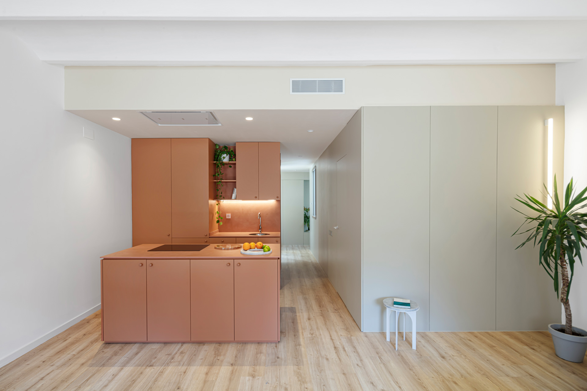 CRU innovative flat renovation project in Barcelona. La Gemma, an apartment converted into a modern and colorful space