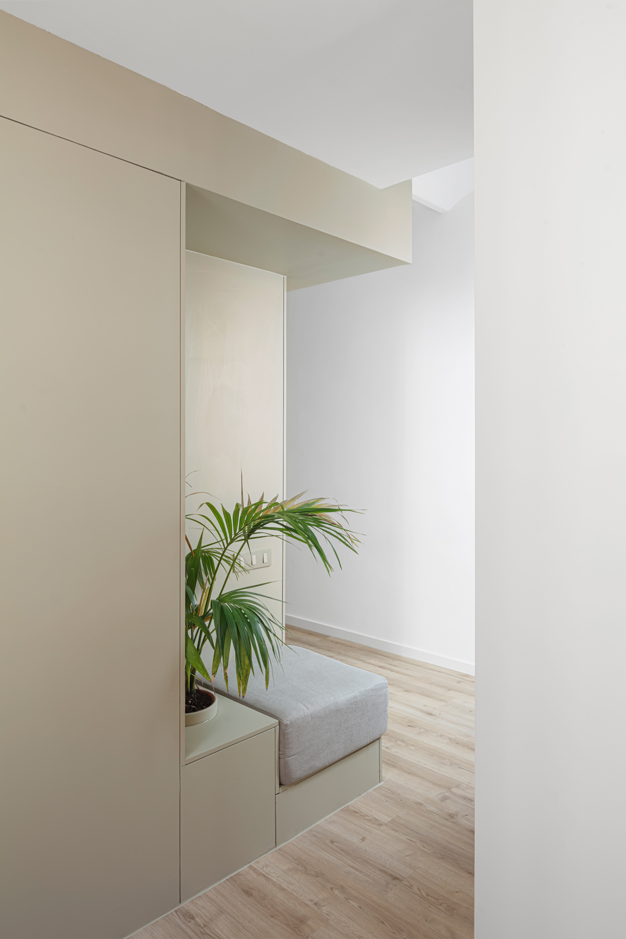 CRU innovative flat renovation project in Barcelona. La Gemma, an apartment converted into a modern and colorful space