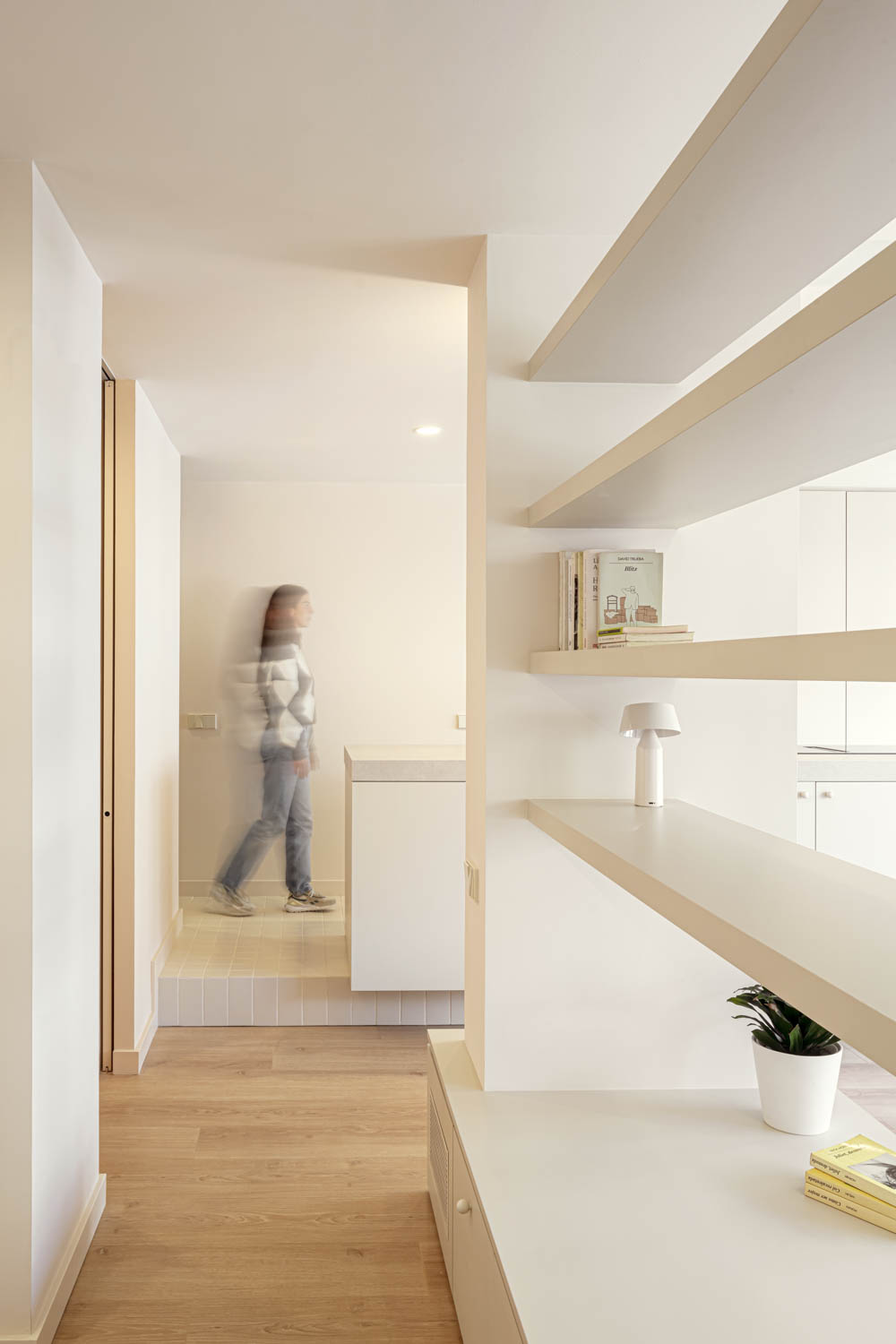 CRU innovative flat renovation project in Barcelona. La Laura, an apartment converted into a modern and neutral space