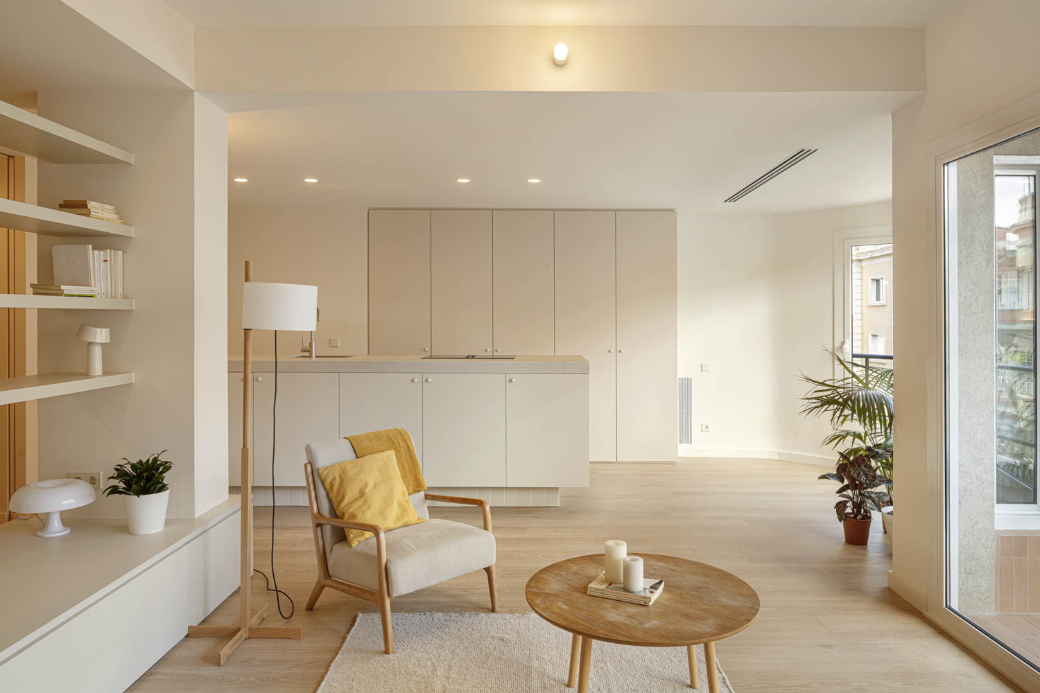 CRU innovative flat renovation project in Barcelona. La Laura, an apartment converted into a modern and neutral space