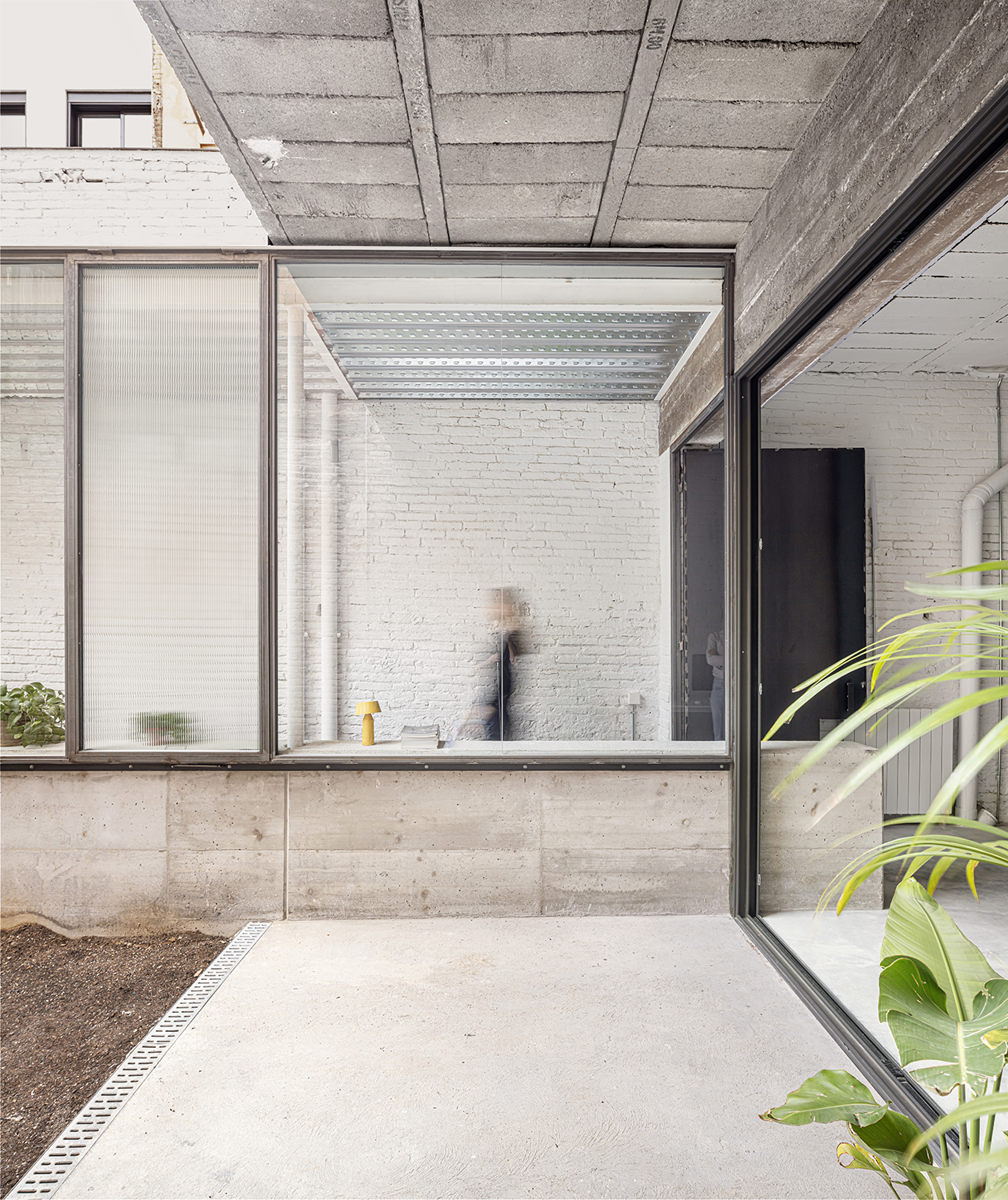 CRU innovative house renovation project in Barcelona. La Clara, a transformed old establishment into a ground floor residence.