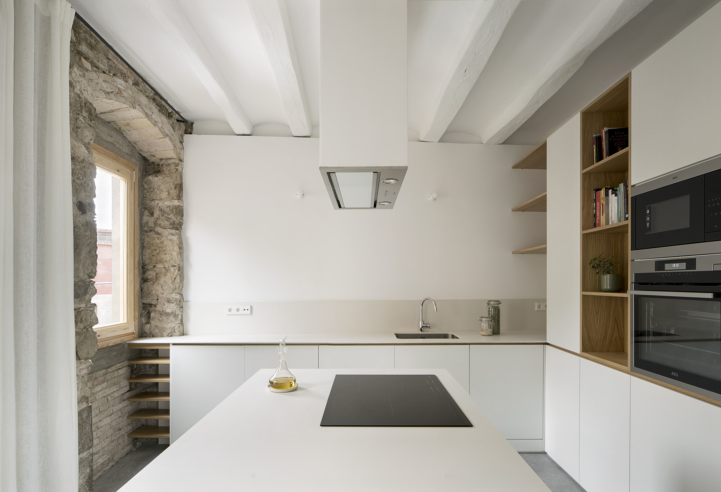 CRU innovative house renovation project in Navarcles. La Cris, a house converted into a modern and bright space