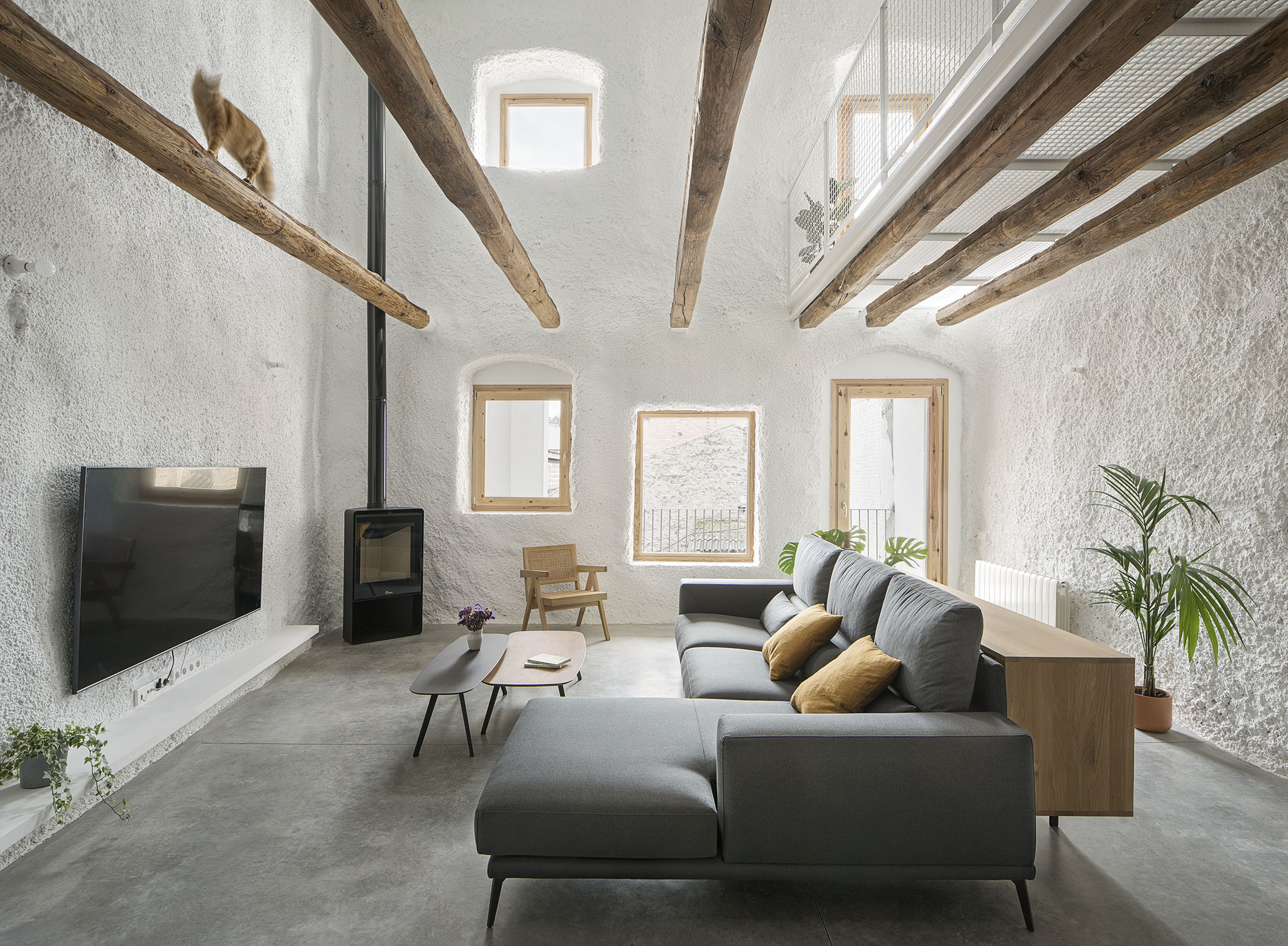 CRU innovative house renovation project in Navarcles. La Cris, a house converted into a modern and bright space