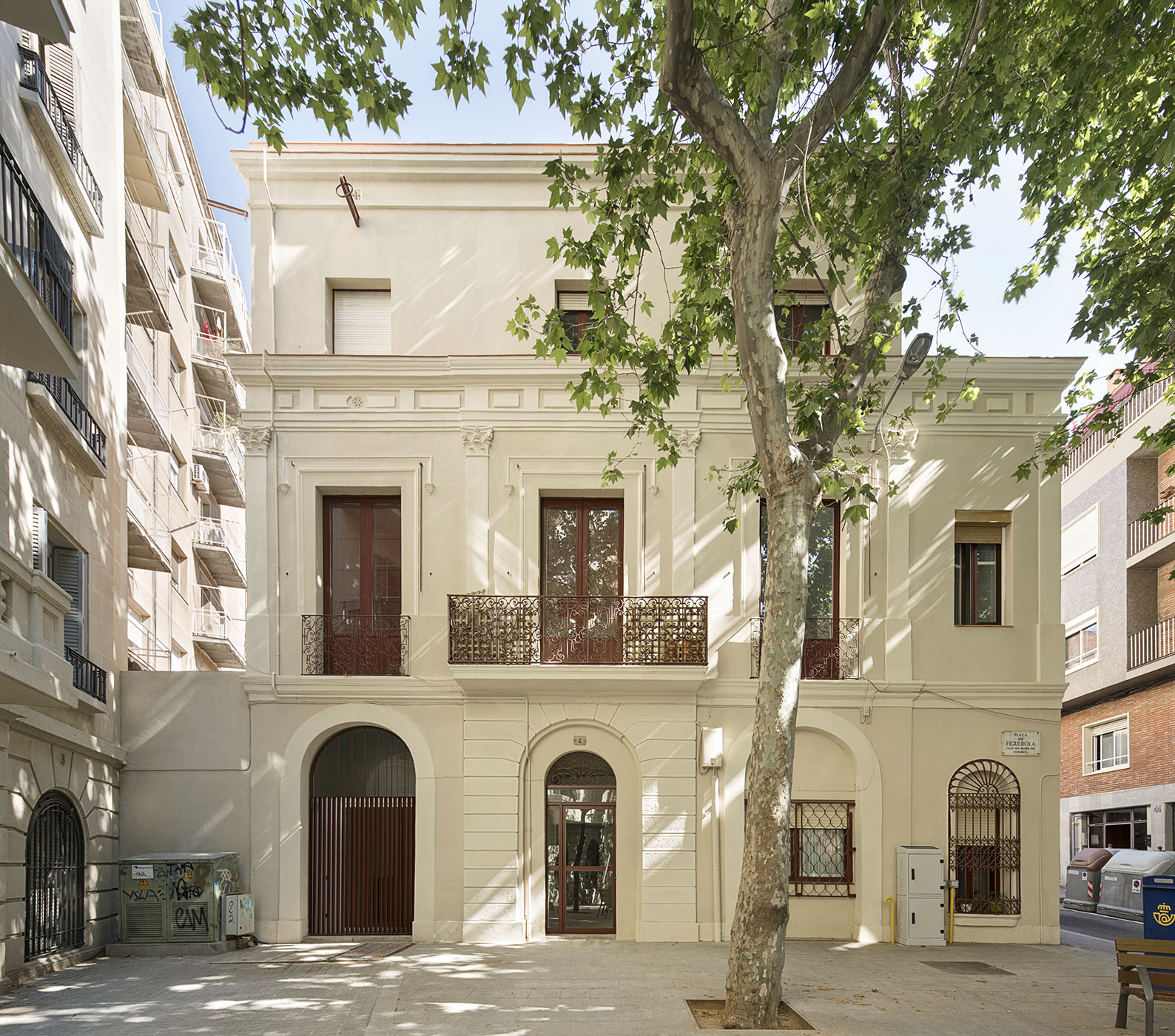 CRU innovative flat renovation project in Barcelona. La Filomena, an old apartment renovated with a strong Barcelona character