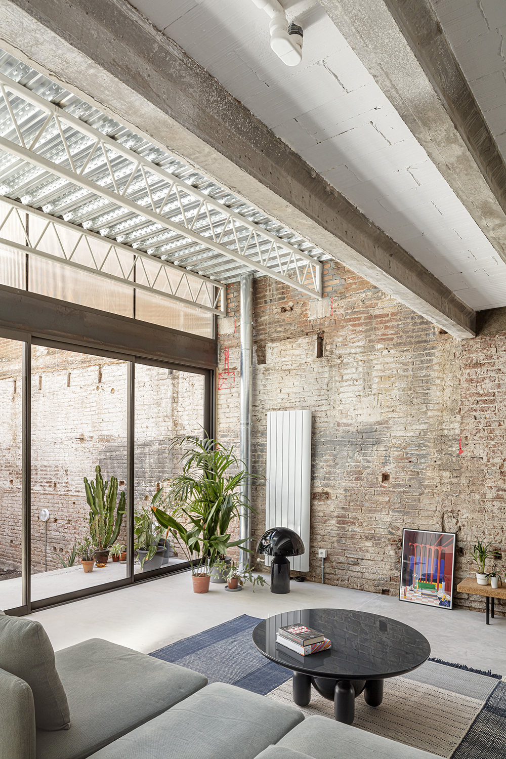 CRU innovative house renovation project in Barcelona. La Clara, a transformed old establishment into a ground floor residence.