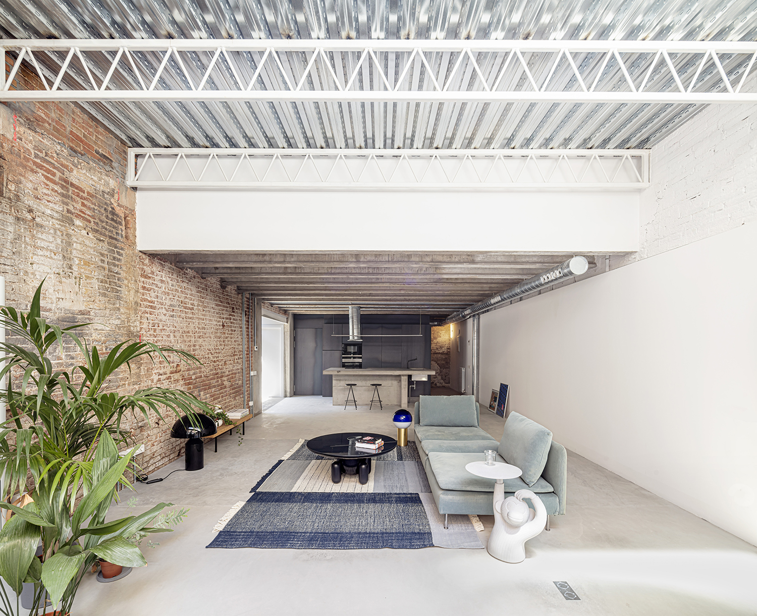 CRU innovative house renovation project in Barcelona. La Clara, a transformed old establishment into a ground floor residence.