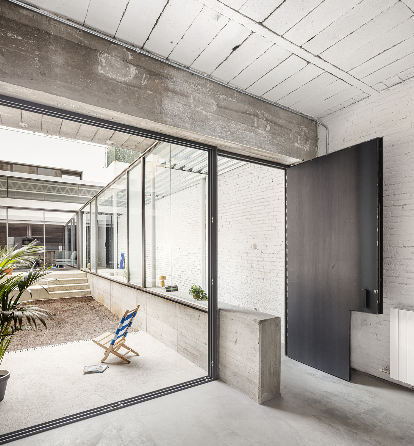 CRU innovative house renovation project in Barcelona. La Clara, a transformed old establishment into a ground floor residence.