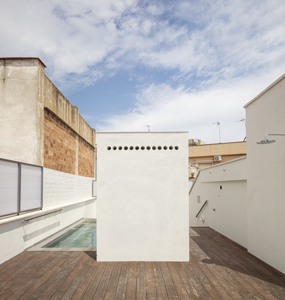 CRU innovative housing project in Barcelona. La Rocio, a new residential building with a lot of elegance and character.