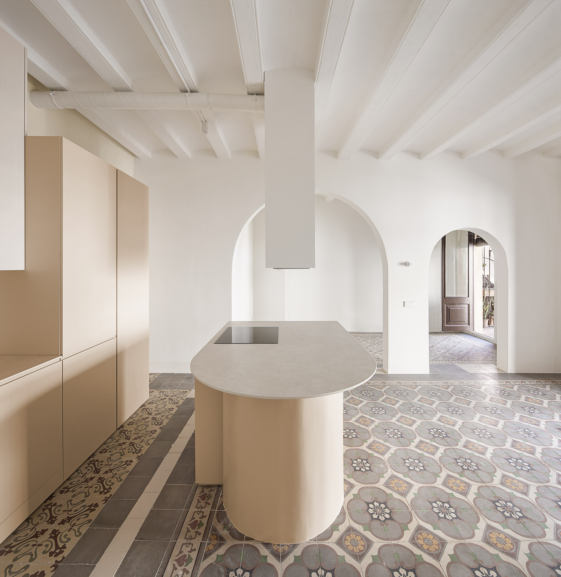 CRU innovative flat renovation project in Barcelona. La Carmela, an old apartment renovated with a strong Barcelona character