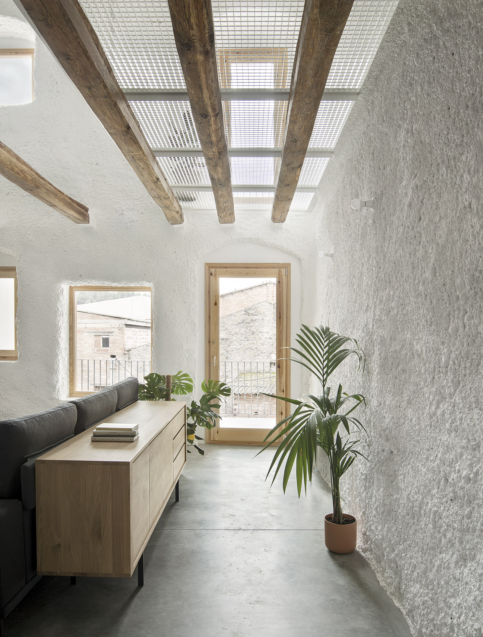 CRU innovative house renovation project in Navarcles. La Cris, a house converted into a modern and bright space