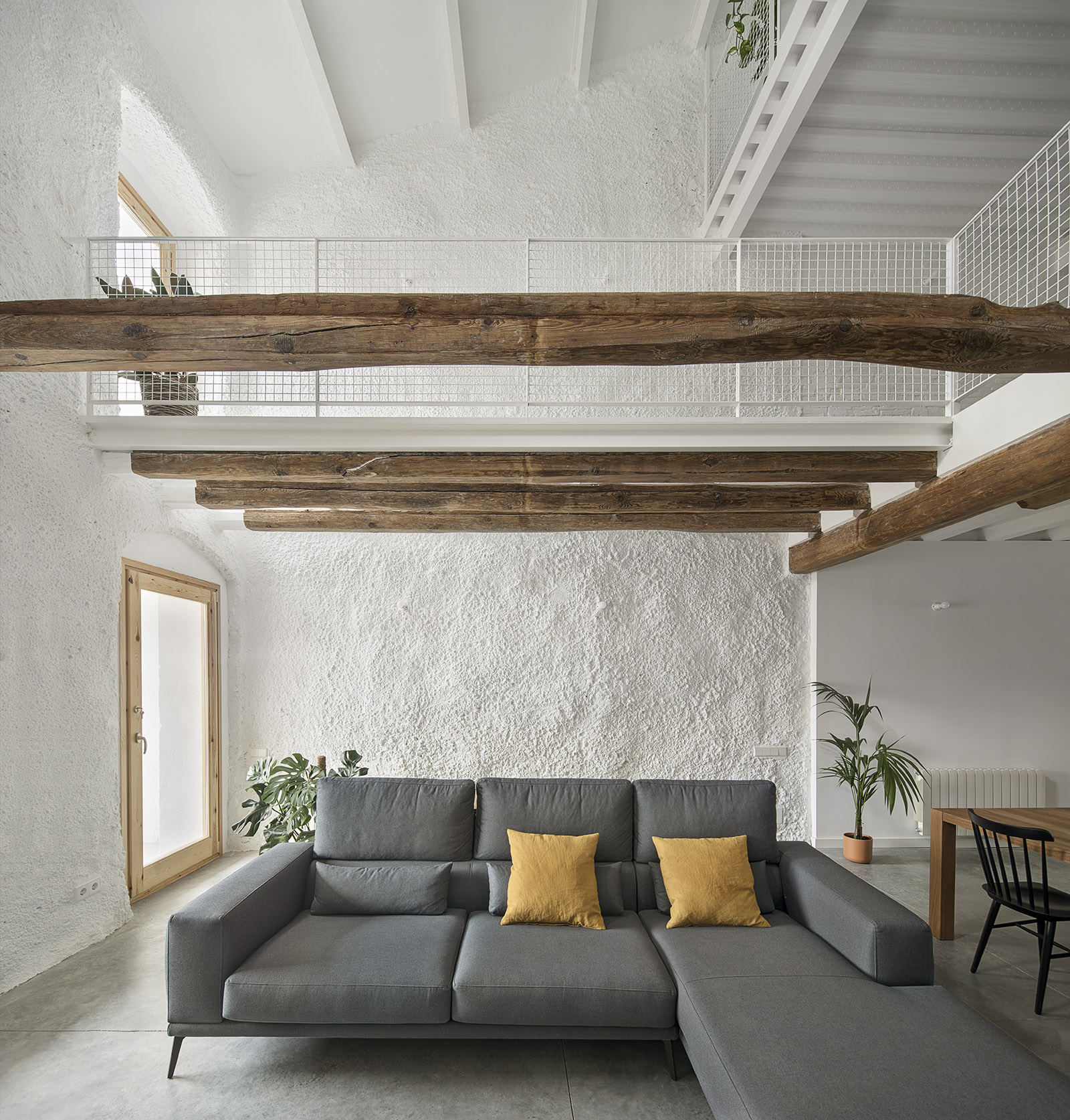 CRU innovative house renovation project in Navarcles. La Cris, a house converted into a modern and bright space