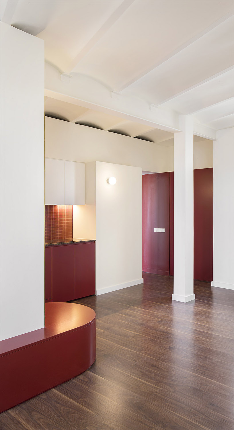 CRU innovative flat renovation project in Barcelona. La SoniaSelena, renovation of a very colorful apartment.