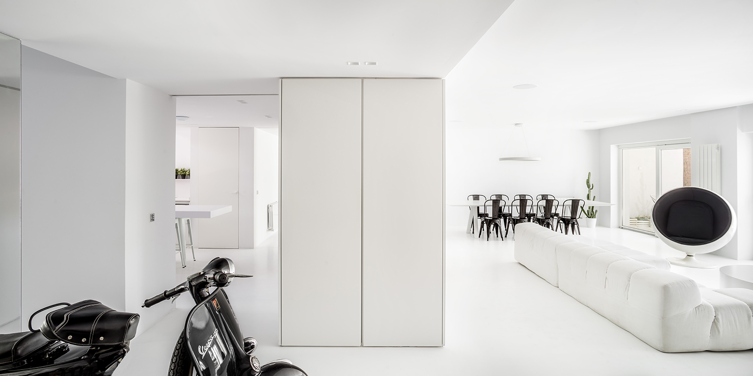 CRU innovative flat renovation project in Barcelona. La Bea, an old apartment renovated into a modern black and white space.