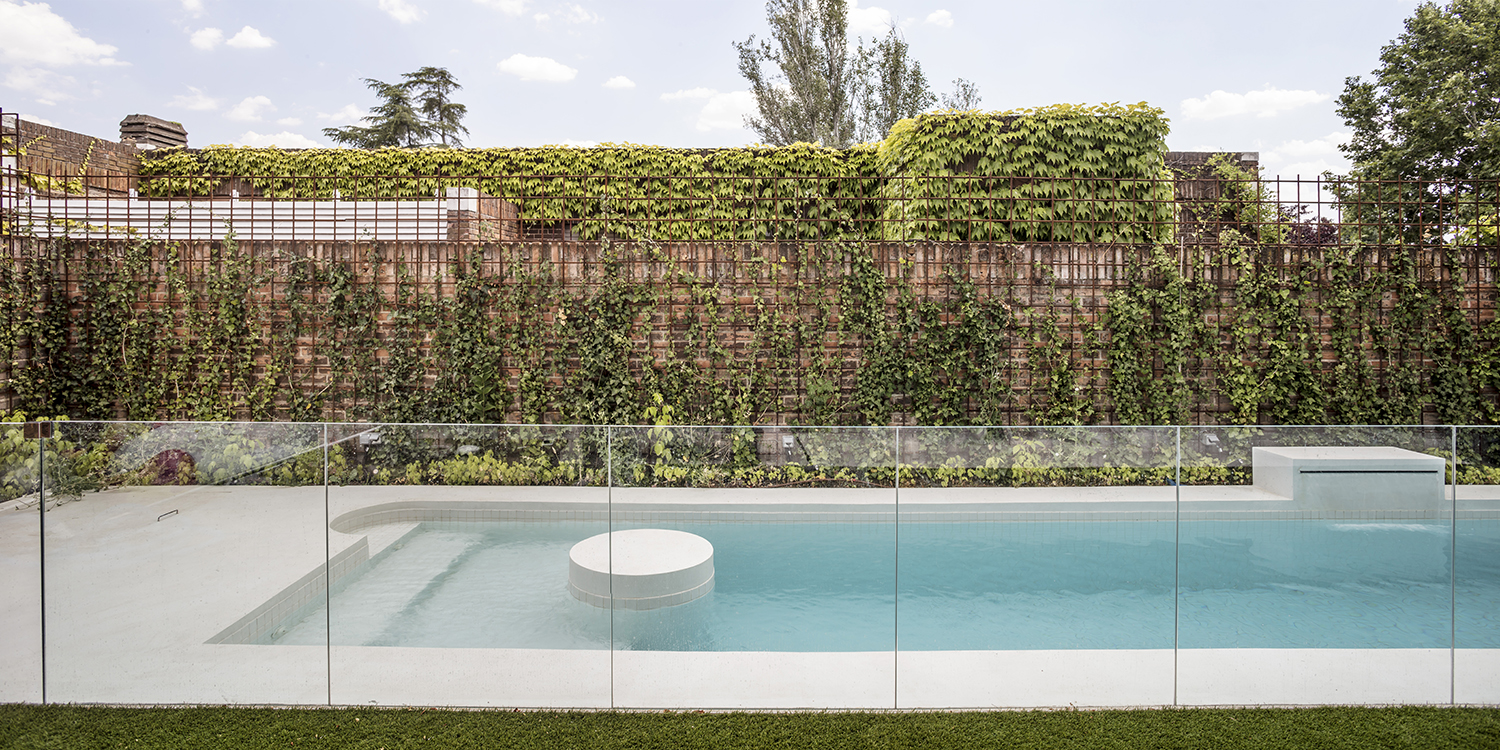 CRU innovative flat renovation project in Barcelona. La Bea, an old apartment renovated into a modern black and white space.