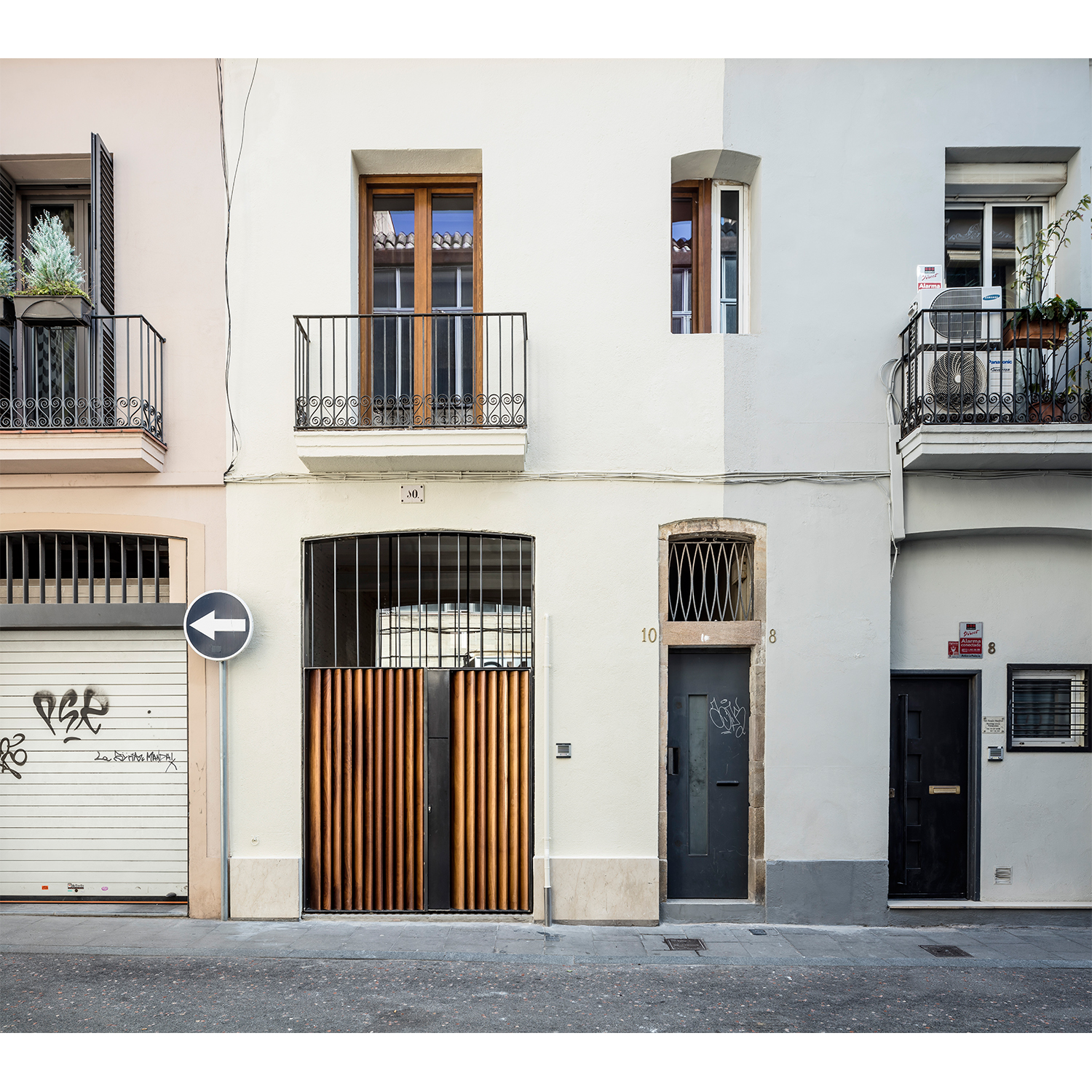 CRU innovative house renovation project in Barcelona. La Diana, a transformed local into a ground floor residence with two floors.