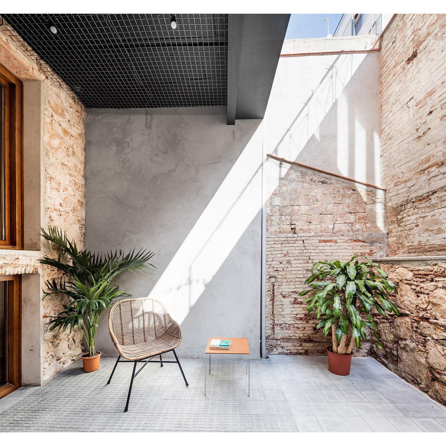 CRU innovative house renovation project in Barcelona. La Diana, a transformed local into a ground floor residence with two floors.