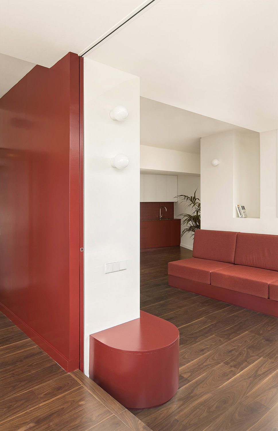 CRU innovative flat renovation project in Barcelona. La SoniaSelena, renovation of a very colorful apartment.