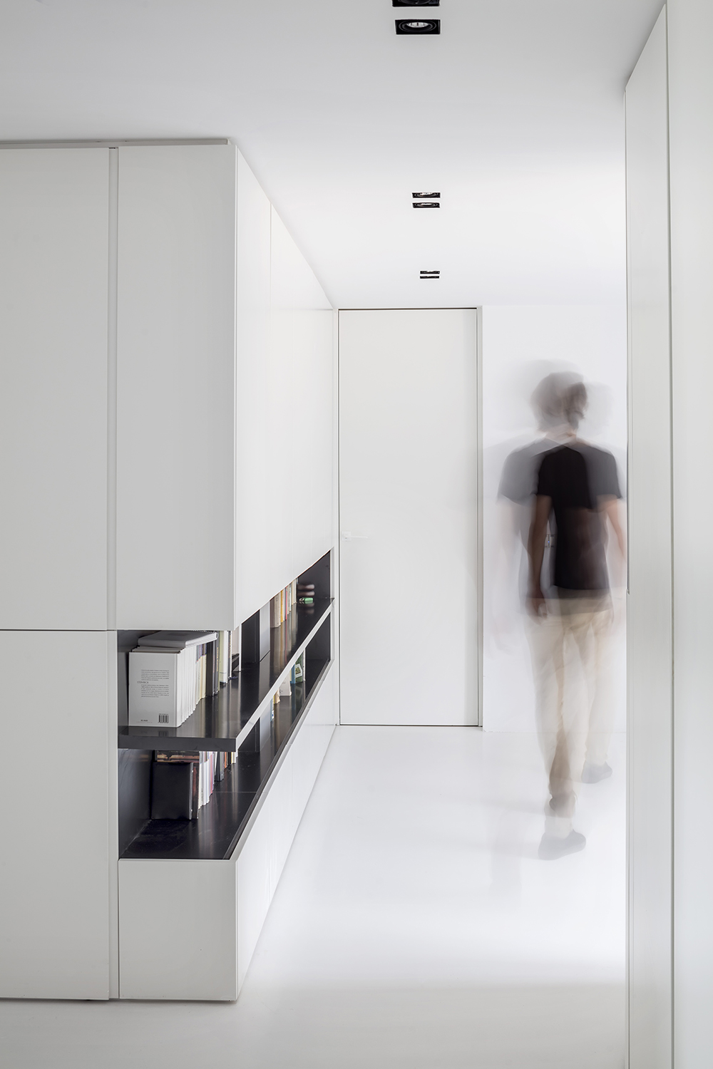 CRU innovative flat renovation project in Barcelona. La Bea, an old apartment renovated into a modern black and white space.