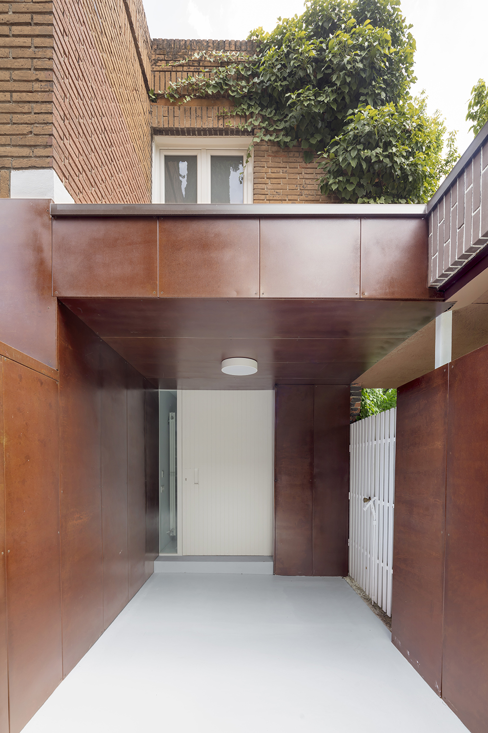 CRU innovative flat renovation project in Barcelona. La Bea, an old apartment renovated into a modern black and white space.