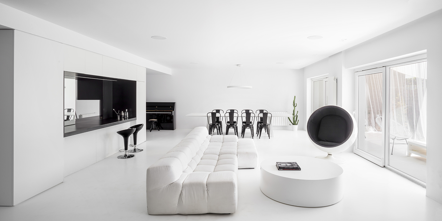 CRU innovative flat renovation project in Barcelona. La Bea, an old apartment renovated into a modern black and white space.