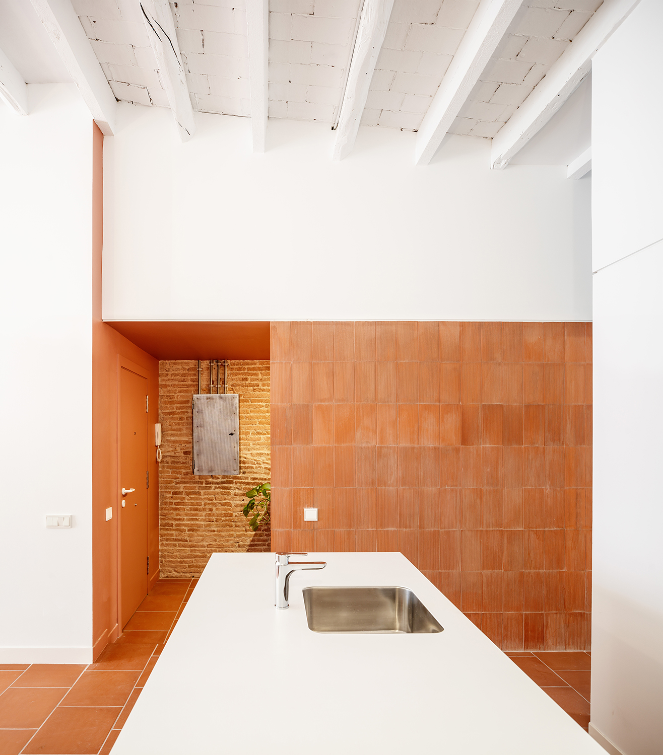 CRU innovative flat renovation project in Barcelona. La Odette, an old apartment converted into a modern and spacious piece.