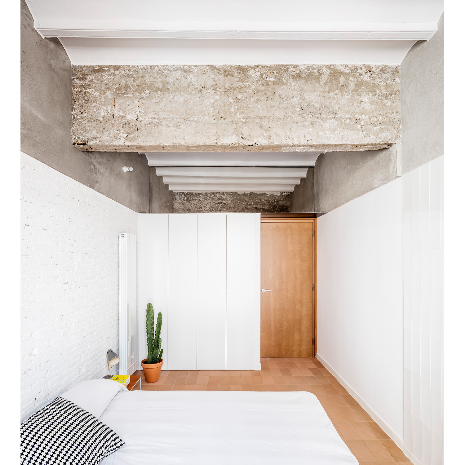 CRU innovative house renovation project in Barcelona. La Diana, a transformed local into a ground floor residence with two floors.