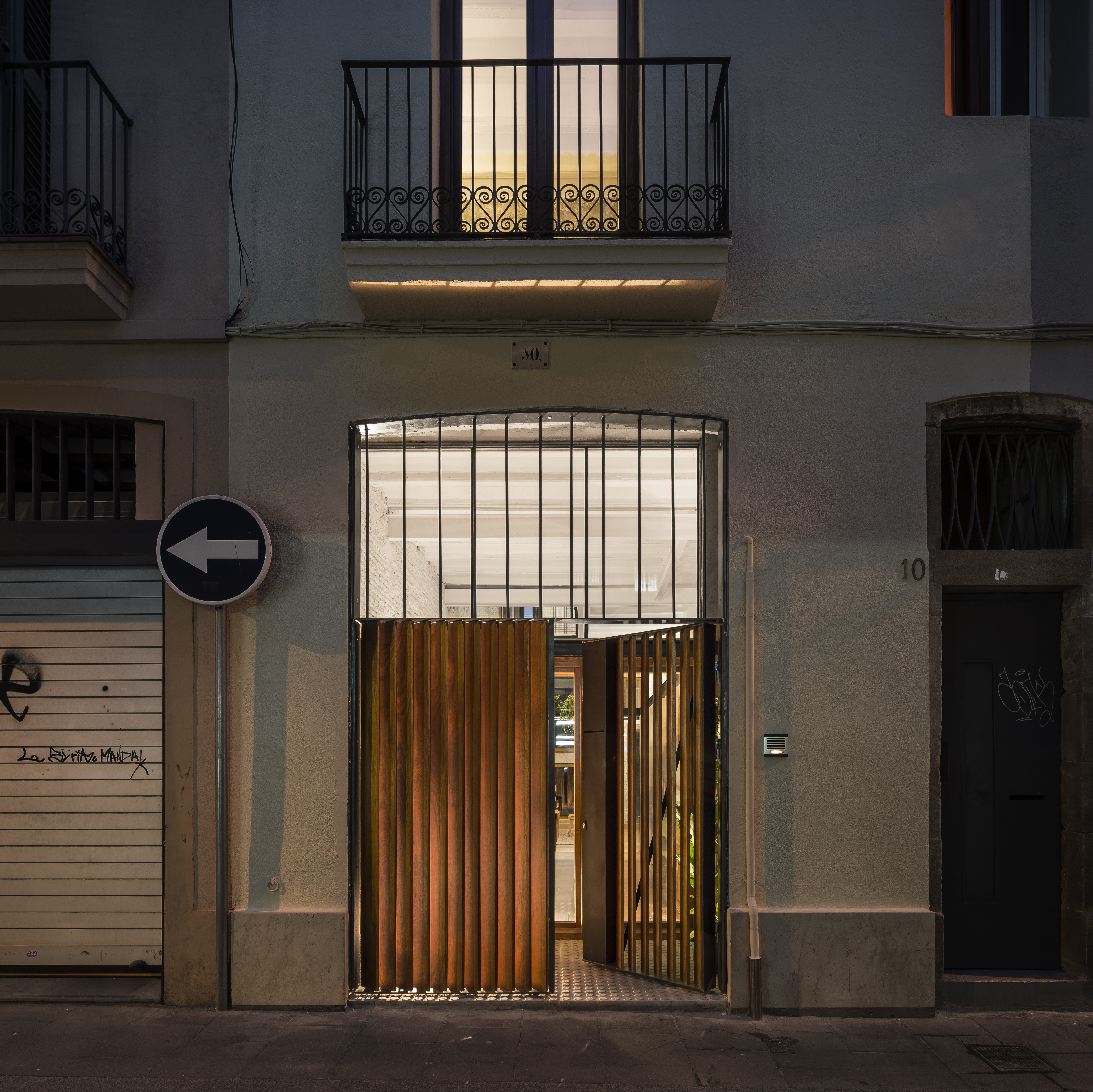 CRU innovative house renovation project in Barcelona. La Diana, a transformed local into a ground floor residence with two floors.