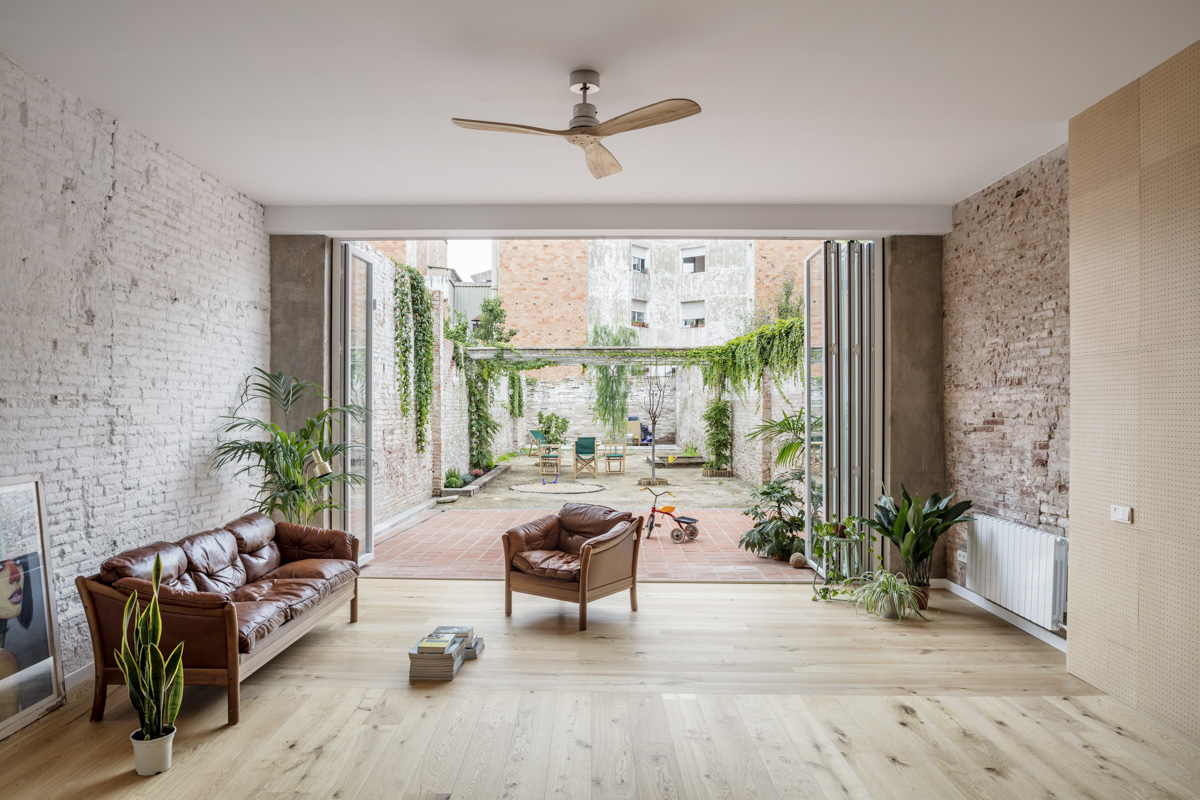 CRU innovative house renovation project in Barcelona. La Laia, a transformed workshop into a ground floor residence