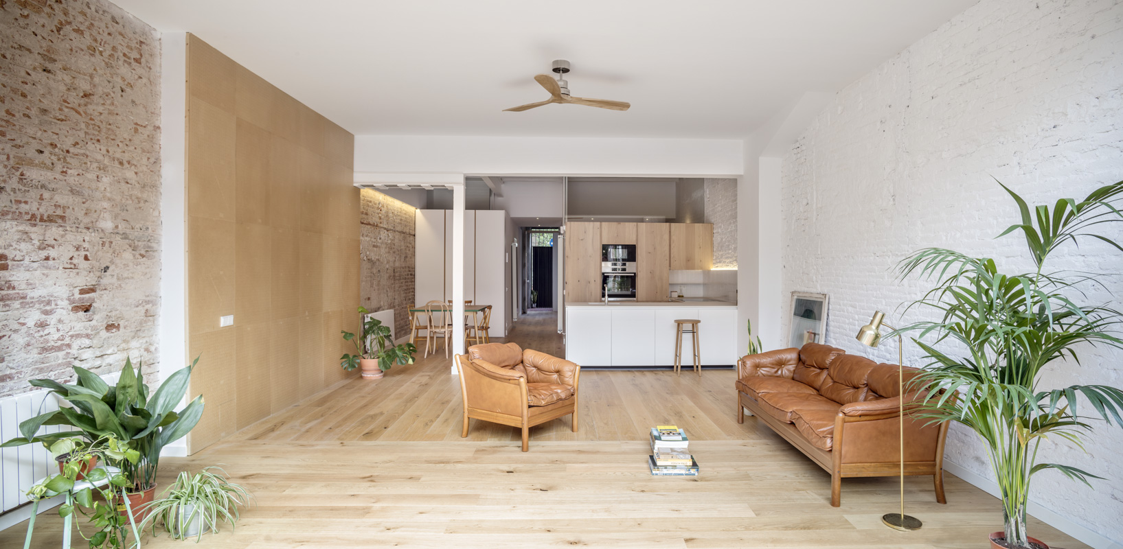 CRU innovative house renovation project in Barcelona. La Laia, a transformed workshop into a ground floor residence