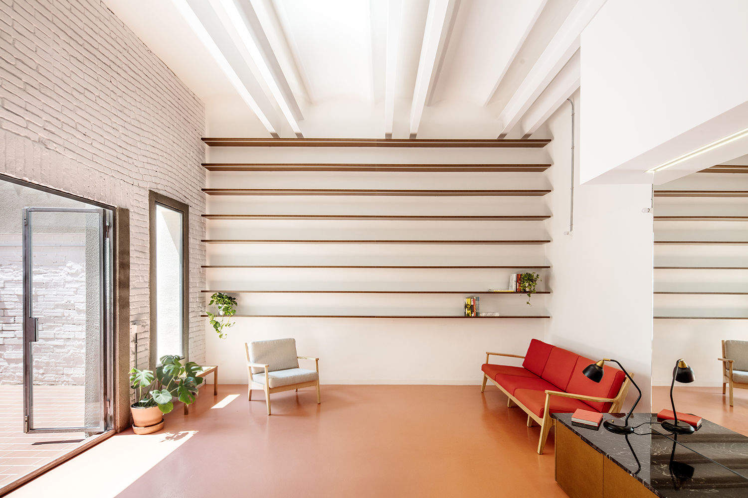 CRU innovative flat renovation project in Barcelona. La Ximena, an old apartment converted into a modern and spacious flat.