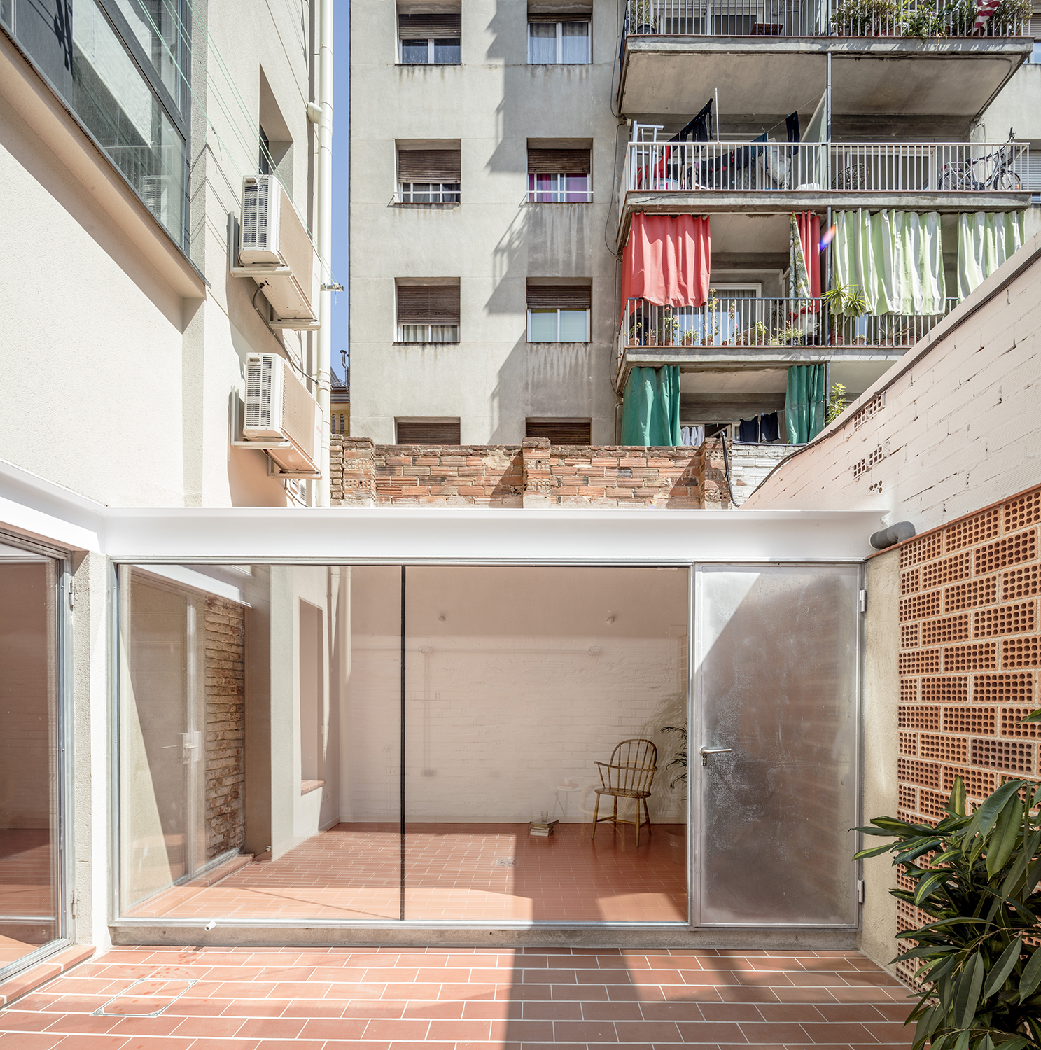 CRU innovative flat renovation project in Barcelona. La Ximena, an old apartment converted into a modern and spacious flat.