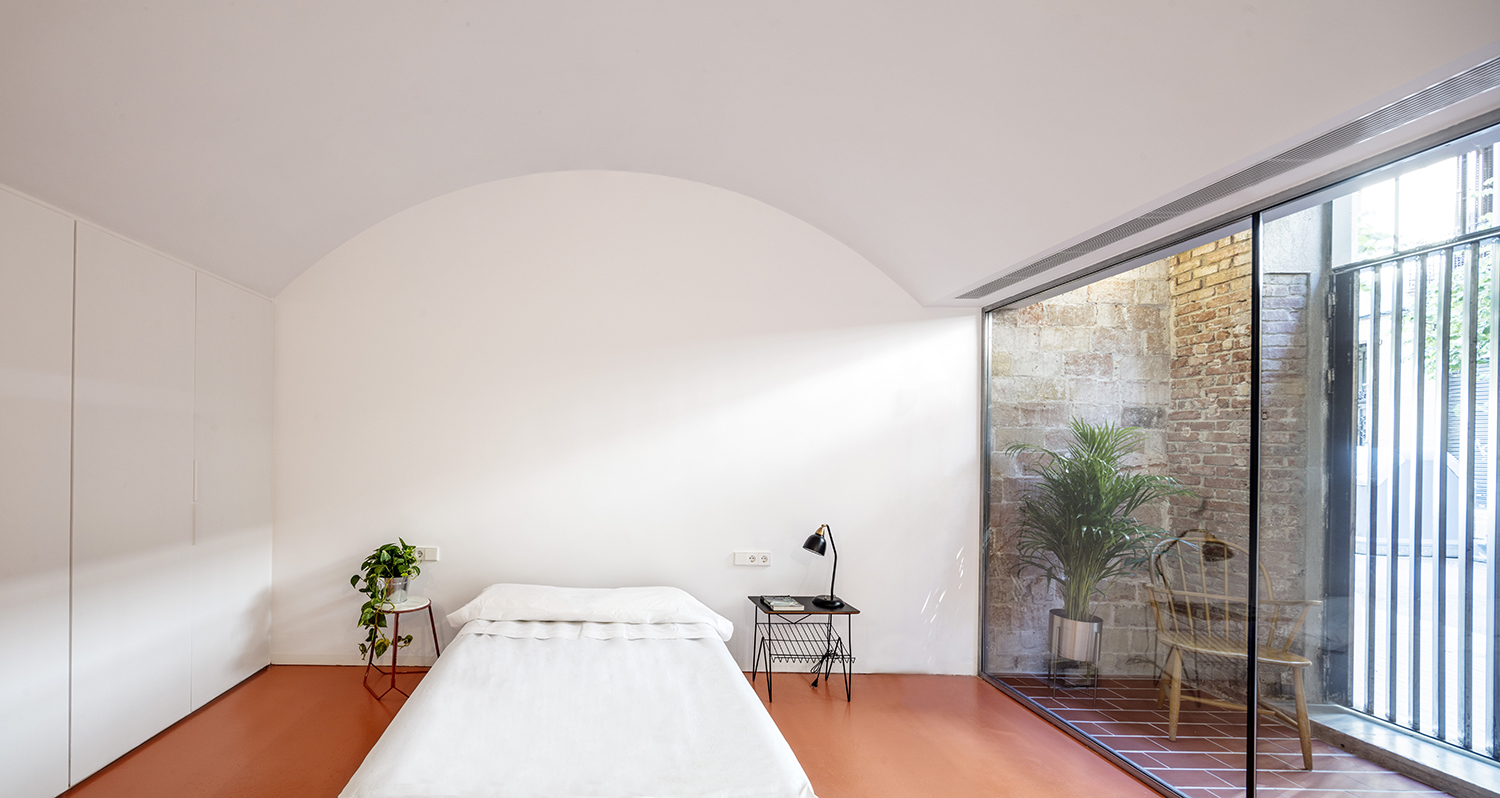 CRU innovative flat renovation project in Barcelona. La Ximena, an old apartment converted into a modern and spacious flat.