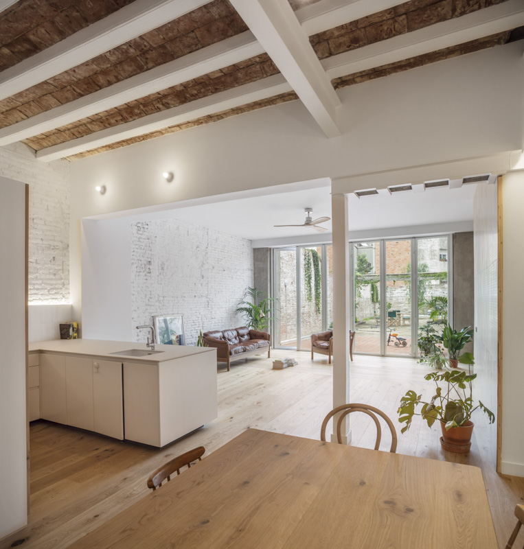 CRU innovative house renovation project in Barcelona. La Laia, a transformed workshop into a ground floor residence