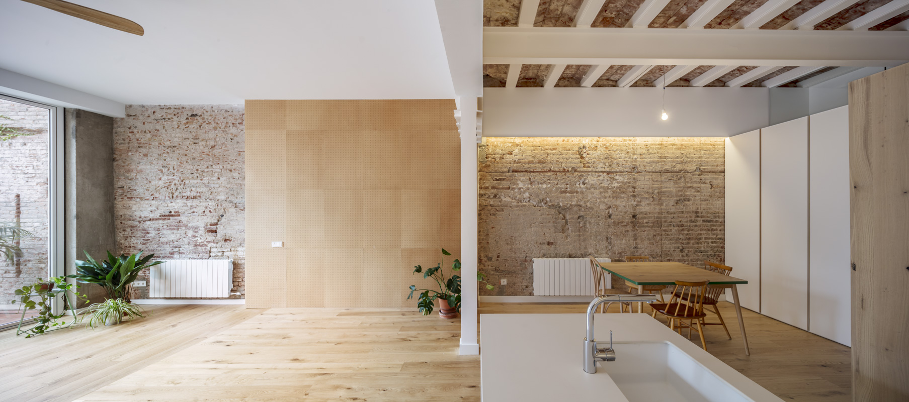 CRU innovative house renovation project in Barcelona. La Laia, a transformed workshop into a ground floor residence