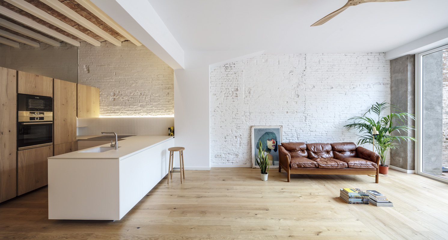 CRU innovative house renovation project in Barcelona. La Laia, a transformed workshop into a ground floor residence