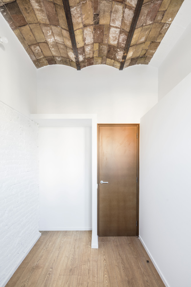 CRU innovative flat renovation project in Barcelona. La Ramona, An old apartment converted into a modern and spacious piece.