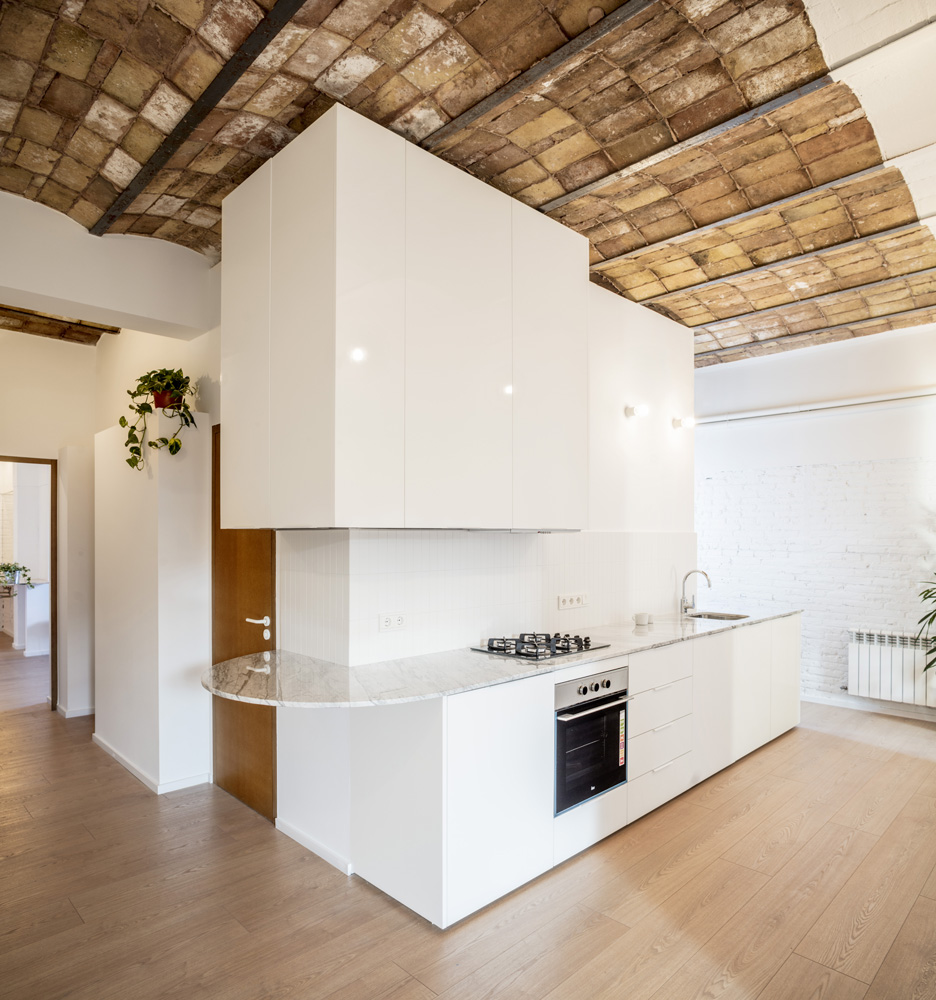 CRU innovative flat renovation project in Barcelona. La Ramona, An old apartment converted into a modern and spacious piece.