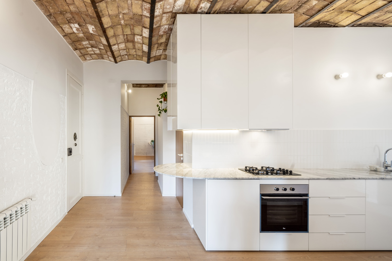 CRU innovative flat renovation project in Barcelona. La Ramona, An old apartment converted into a modern and spacious piece.