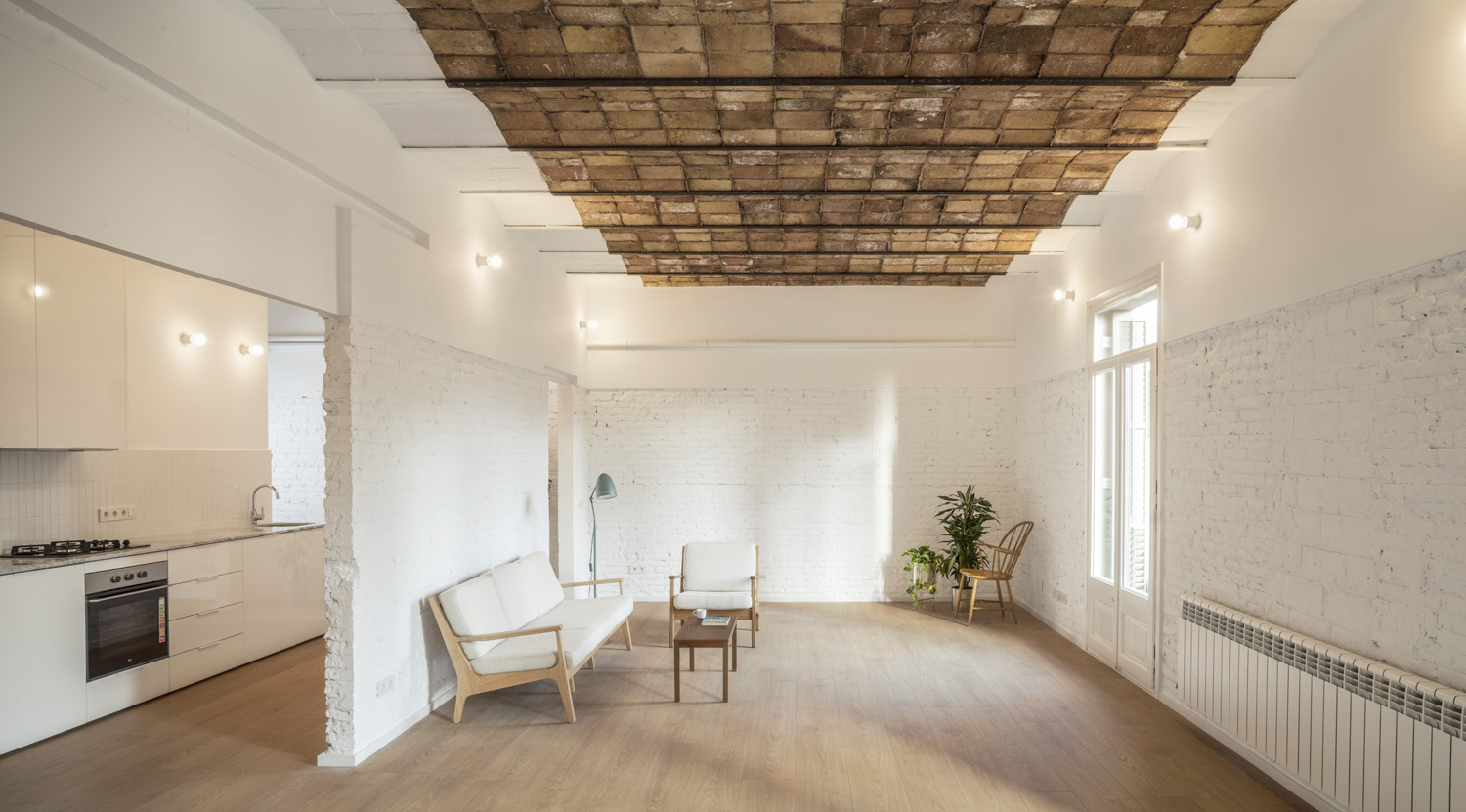 CRU innovative flat renovation project in Barcelona. La Ramona, An old apartment converted into a modern and spacious piece.