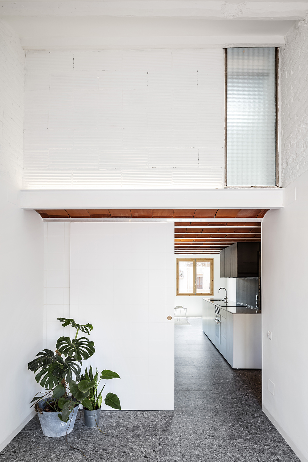 CRU innovative flat renovation project in Barcelona. La Dominique, an attic with many volumetric possibilities.