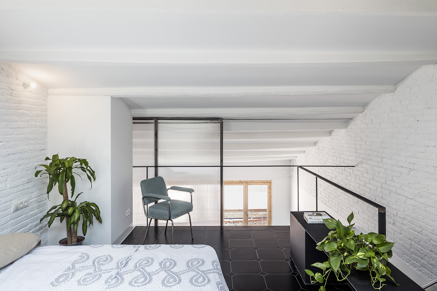 CRU innovative flat renovation project in Barcelona. La Dominique, an attic with many volumetric possibilities.