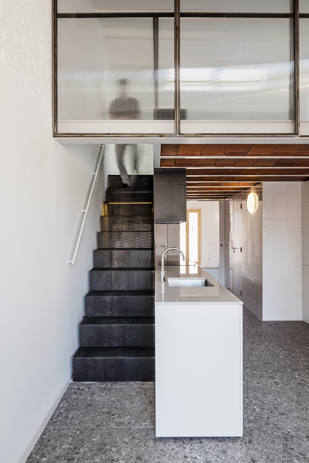 CRU innovative flat renovation project in Barcelona. La Dominique, an attic with many volumetric possibilities.