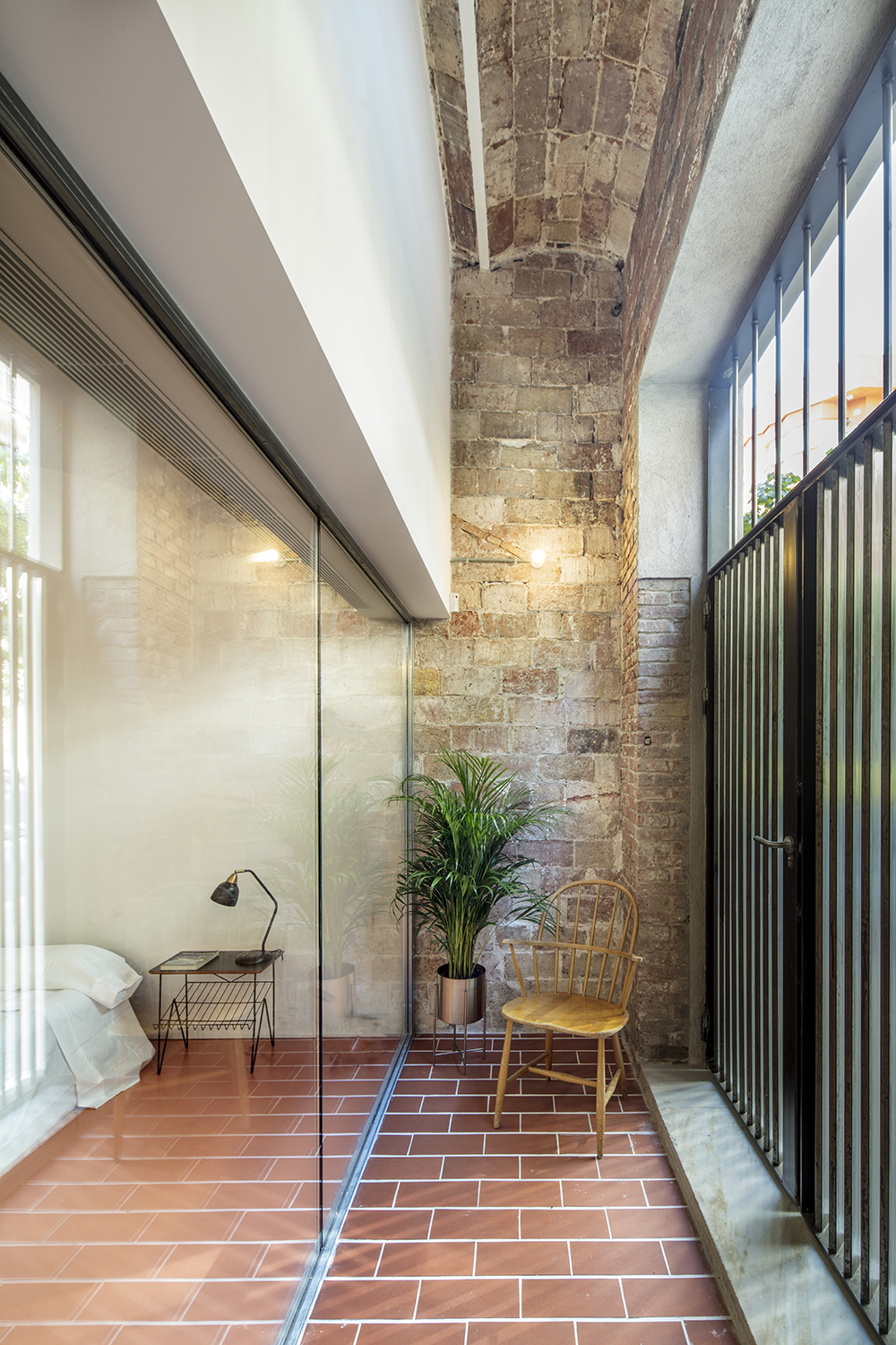 CRU innovative flat renovation project in Barcelona. La Ximena, an old apartment converted into a modern and spacious flat.