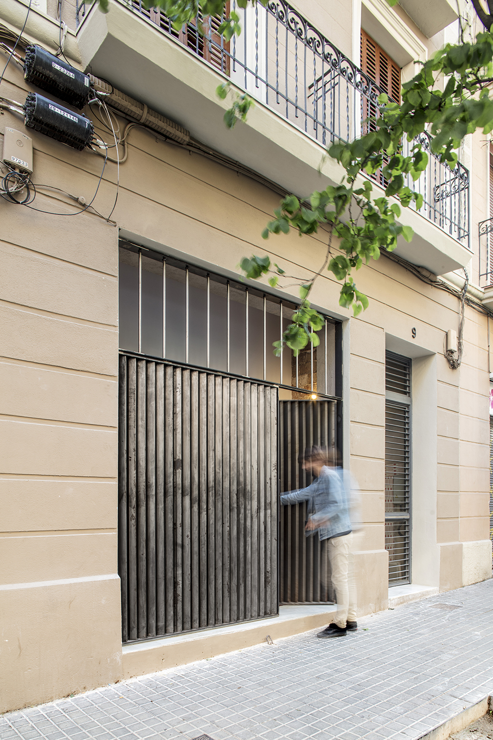 CRU innovative flat renovation project in Barcelona. La Ximena, an old apartment converted into a modern and spacious flat.